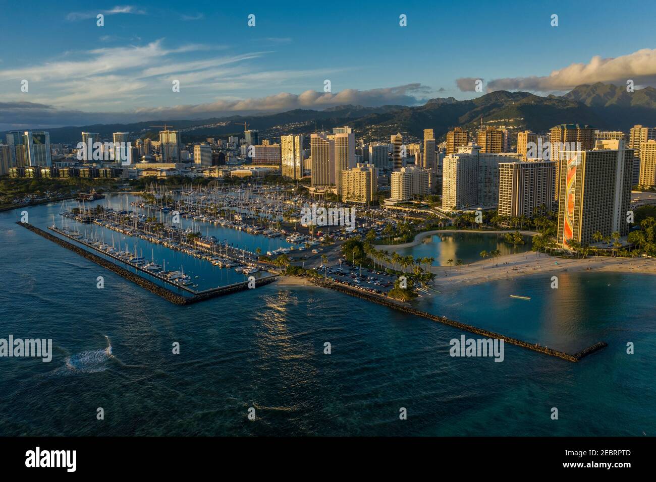 Hotel Ala Wai Harbour nad al crepuscolo, Oahu, Hawaii. Foto Stock