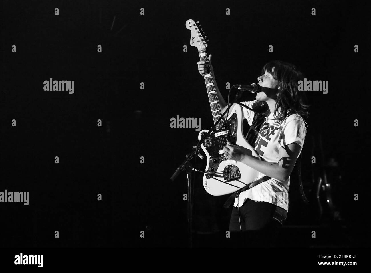 Courtney Barnet e la sua band si esibiscono dal vivo sul palco a. O2 Forum a Londra Foto Stock