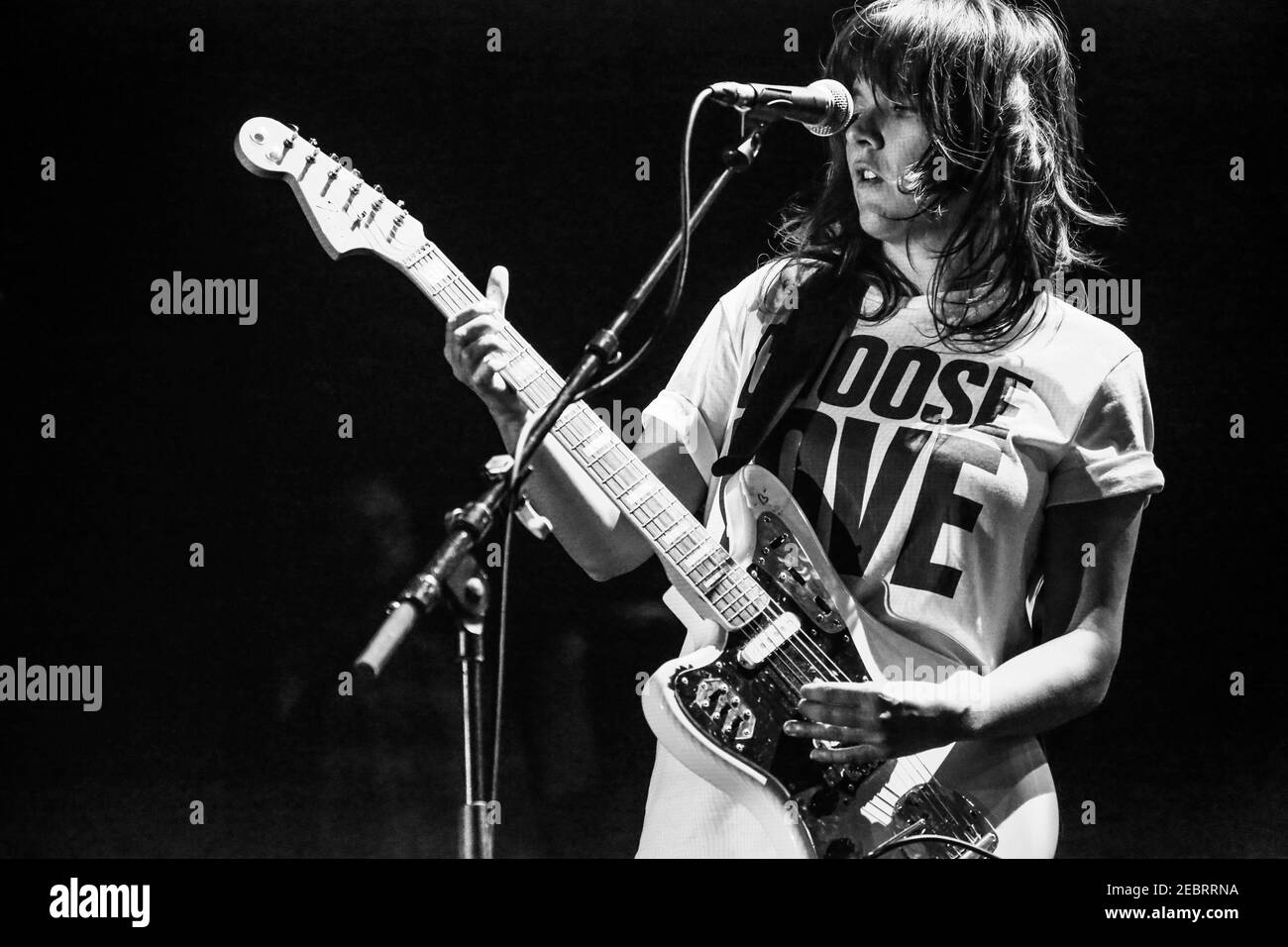 Courtney Barnet e la sua band si esibiscono dal vivo sul palco a. O2 Forum a Londra Foto Stock