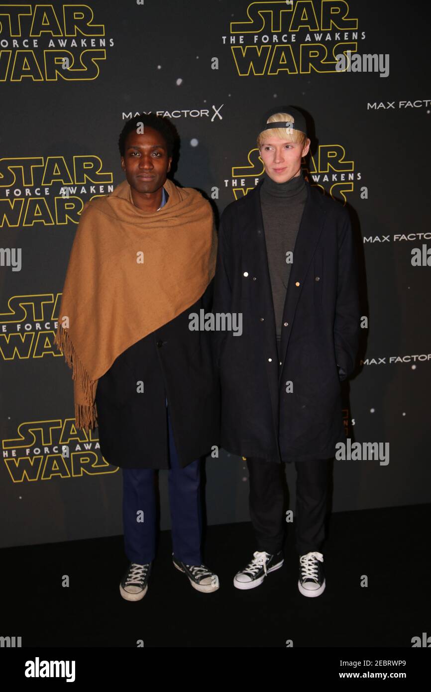 I designer Agi Mdumulla e Sam Cotton (a destra) arrivano alla presentazione Star Wars: Fashion Finds the Force all'Old Selfridges Hotel di Londra. Dieci Foto Stock