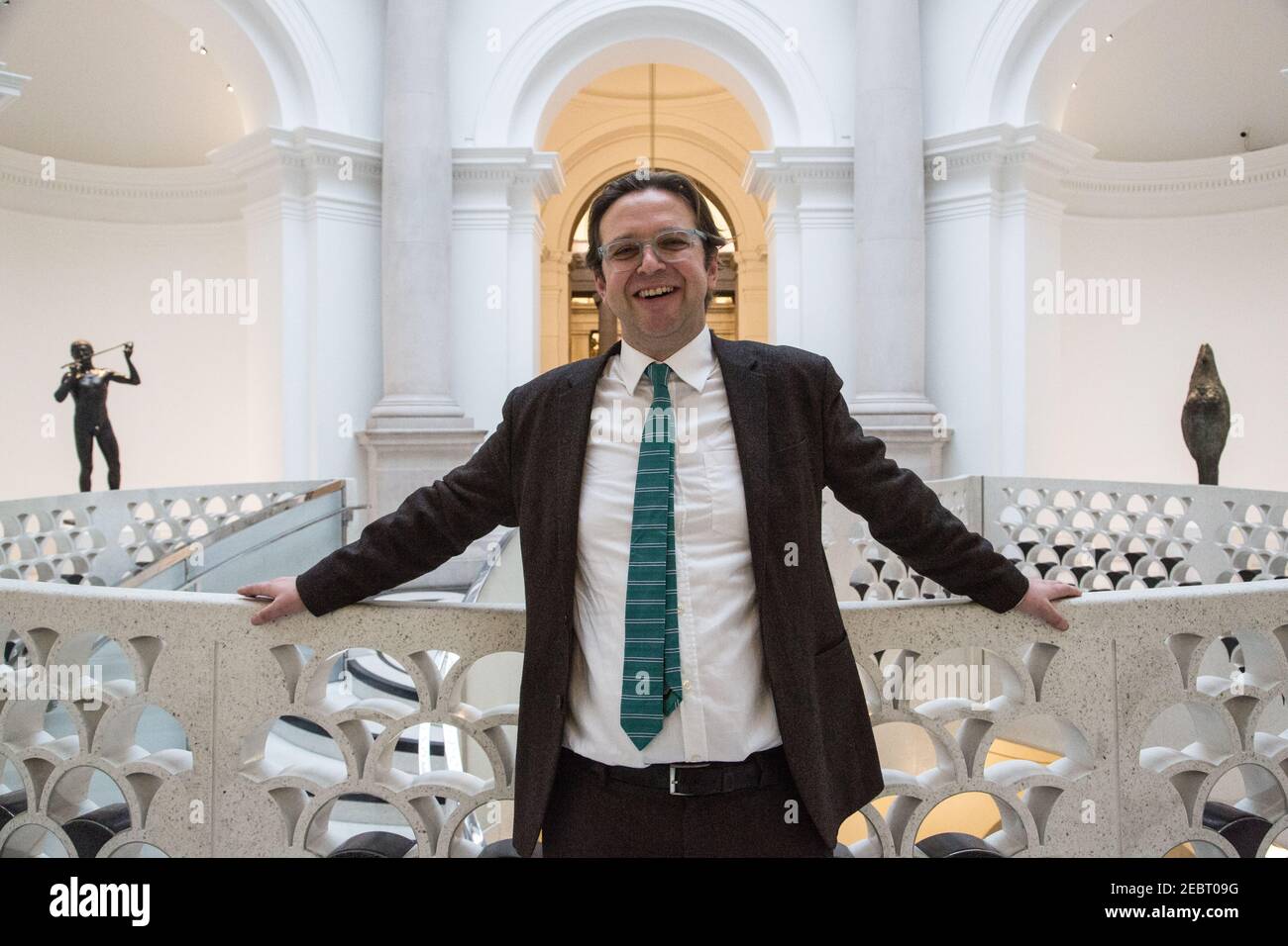 Alex Farquharson, nuovo direttore di Tate Britain pone per le foto della stampa nella galleria di Tate Britain. Alex era in precedenza direttore fondatore di Nottingham Foto Stock