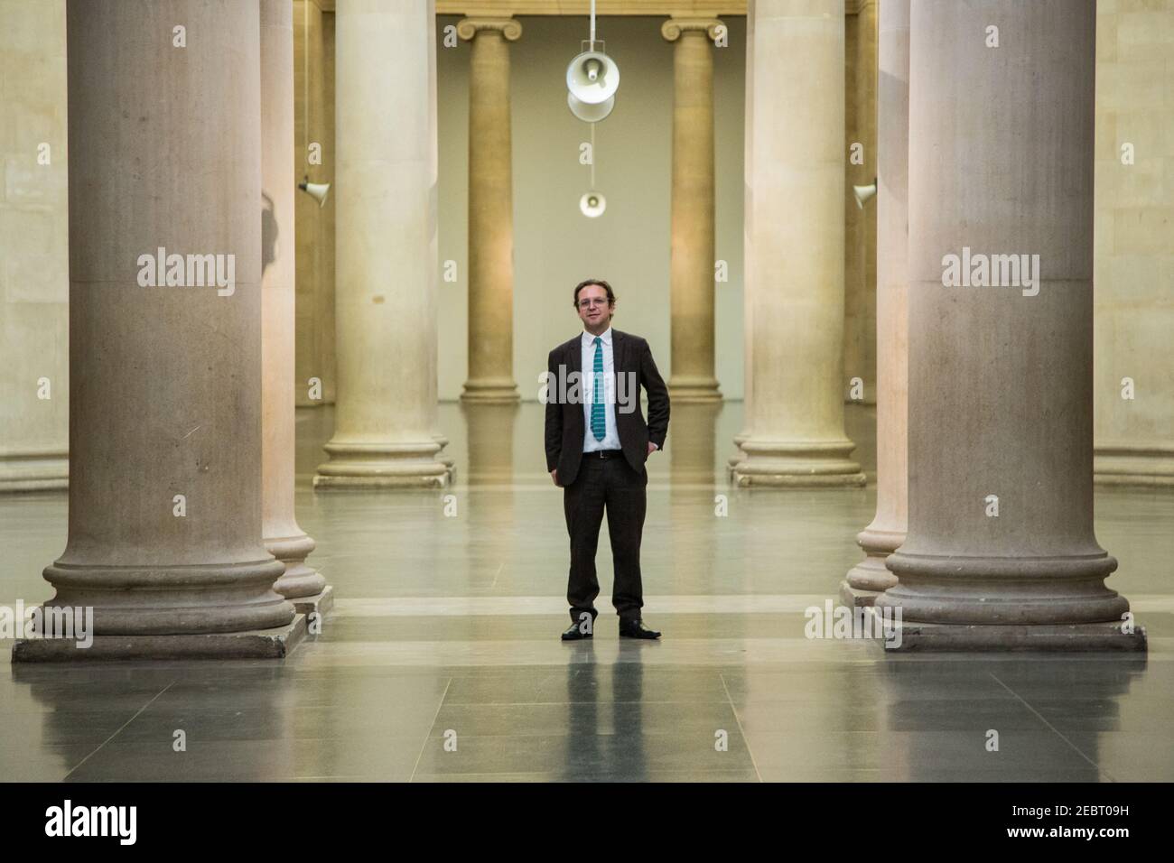 Alex Farquharson, nuovo direttore di Tate Britain pone per le foto della stampa nella galleria di Tate Britain. Alex era in precedenza direttore fondatore di Nottingham Foto Stock