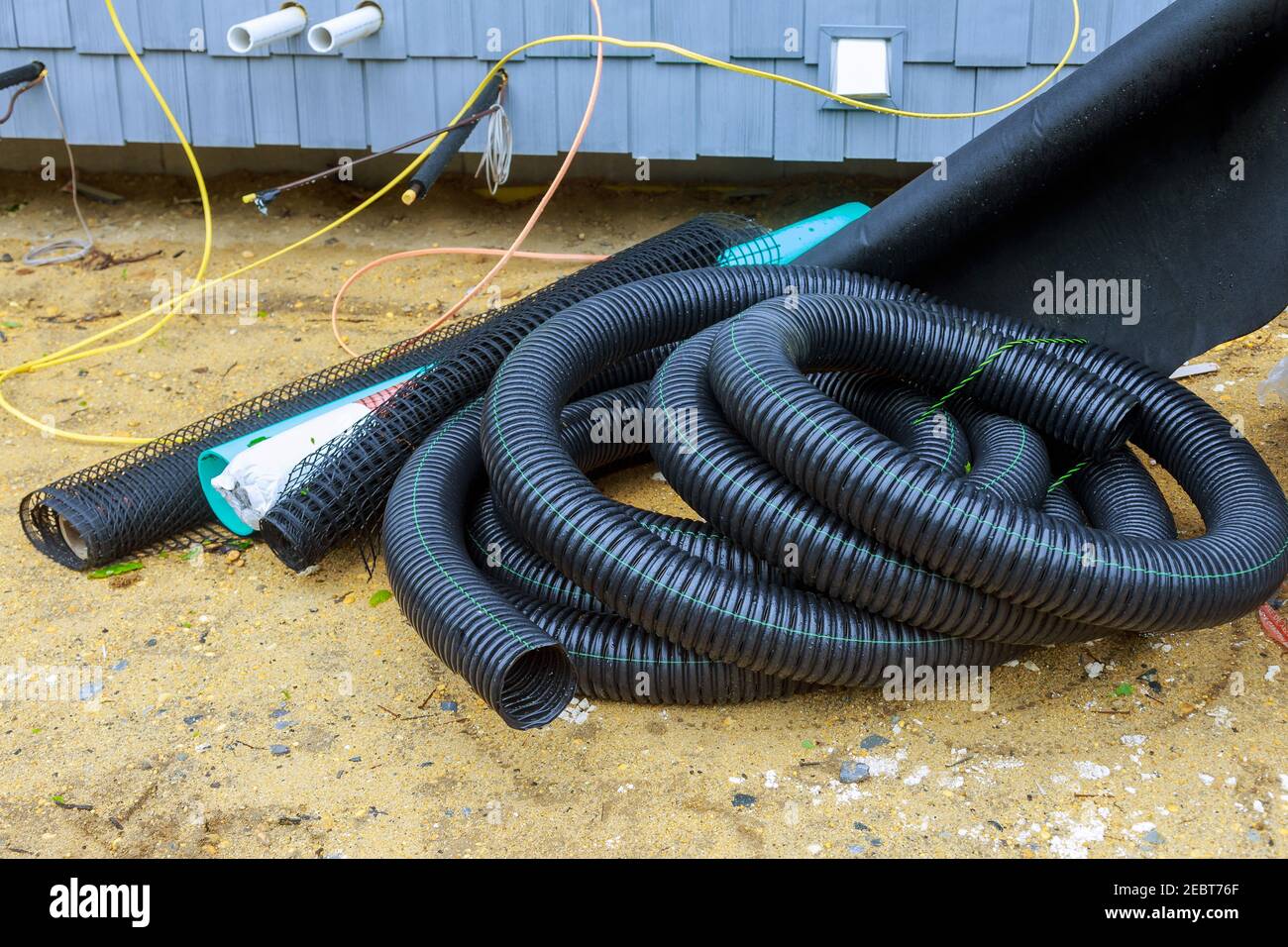 Nuovi tubi in plastica nera per il sistema di tubi di scarico su nuova costruzione domestica Foto Stock