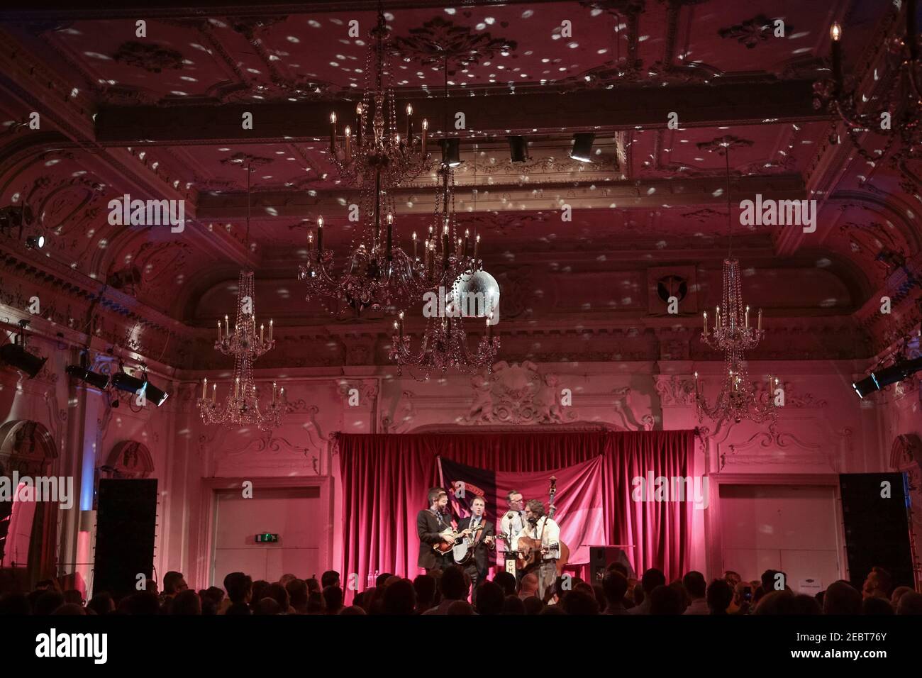 Il gruppo Bluegrass Chatham County Line si esibisce dal vivo sul palco Bush Hall a Londra Foto Stock