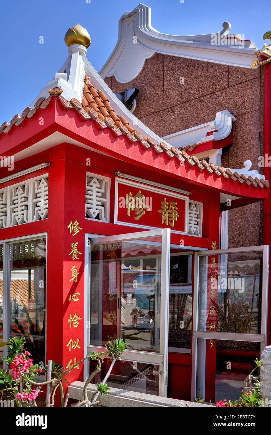 Architettura cinese in stile pagoda in tradizionale colore rosso. Porta d'ingresso del tempio Foto Stock