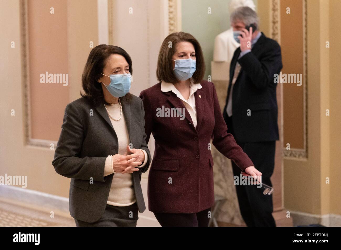 La senatrice degli Stati Uniti Maria Cantwell (Democratica di Washington) (L) e la senatrice degli Stati Uniti Catherine Cortez Matto (Democratica del Nevada) (R) chiacchierano mentre tornano ai procedimenti del Senato durante il secondo processo di impeachment del presidente americano Trump. Credit: Chris Kleponis - Pool via CNP | utilizzo in tutto il mondo Foto Stock