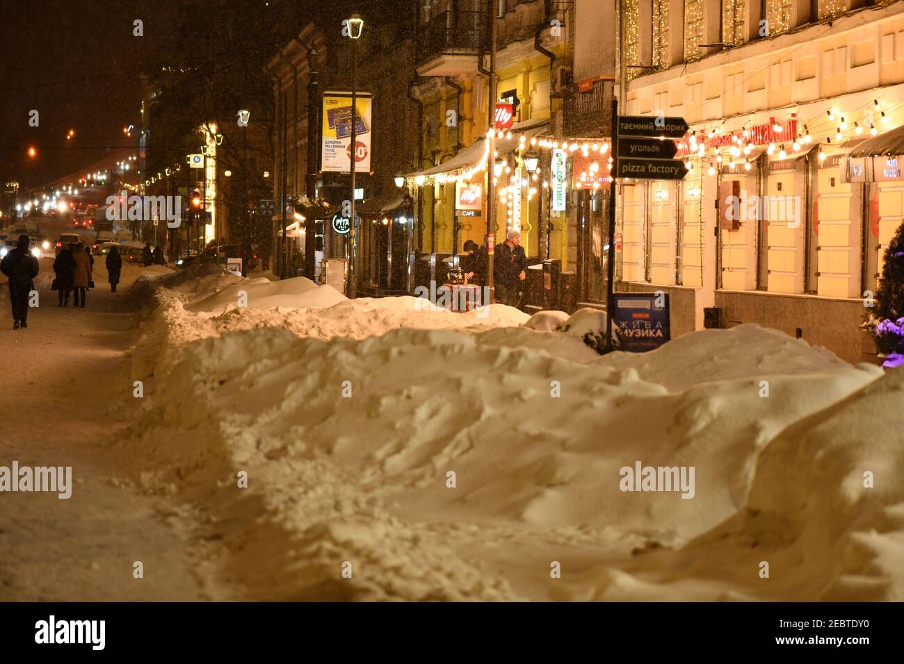 In febbraio, il tempo in Europa e in Ucraina in particolare è diventato davvero inverno. Kiev è stata coperta da una tempesta di neve. L'attrezzatura per la rimozione della neve è in funzione Foto Stock