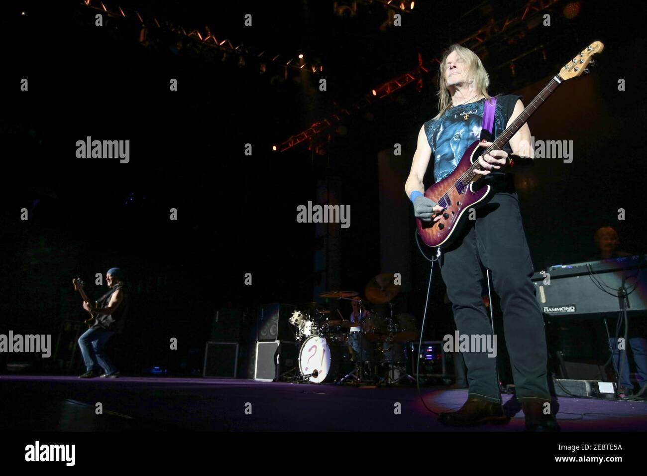 Steve Morse, chitarrista in Deep Purple, ha suonato un appuntamento unico nel Regno Unito alla O2 Arena. Foto Stock