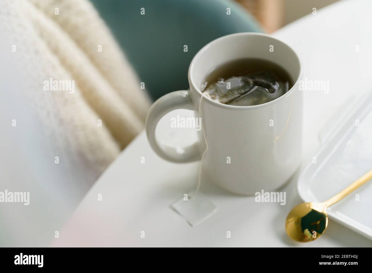 Tazza con tè sul tavolo Foto Stock