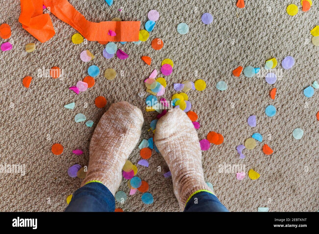 Piedi umani sul pavimento con confetti Foto Stock