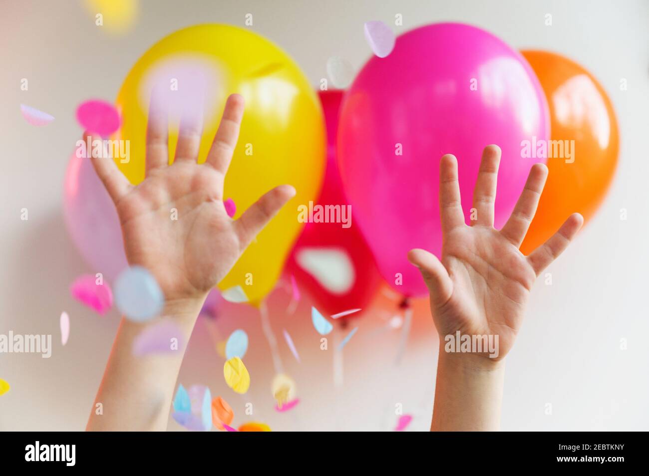 Mani con palloncini colorati Foto Stock