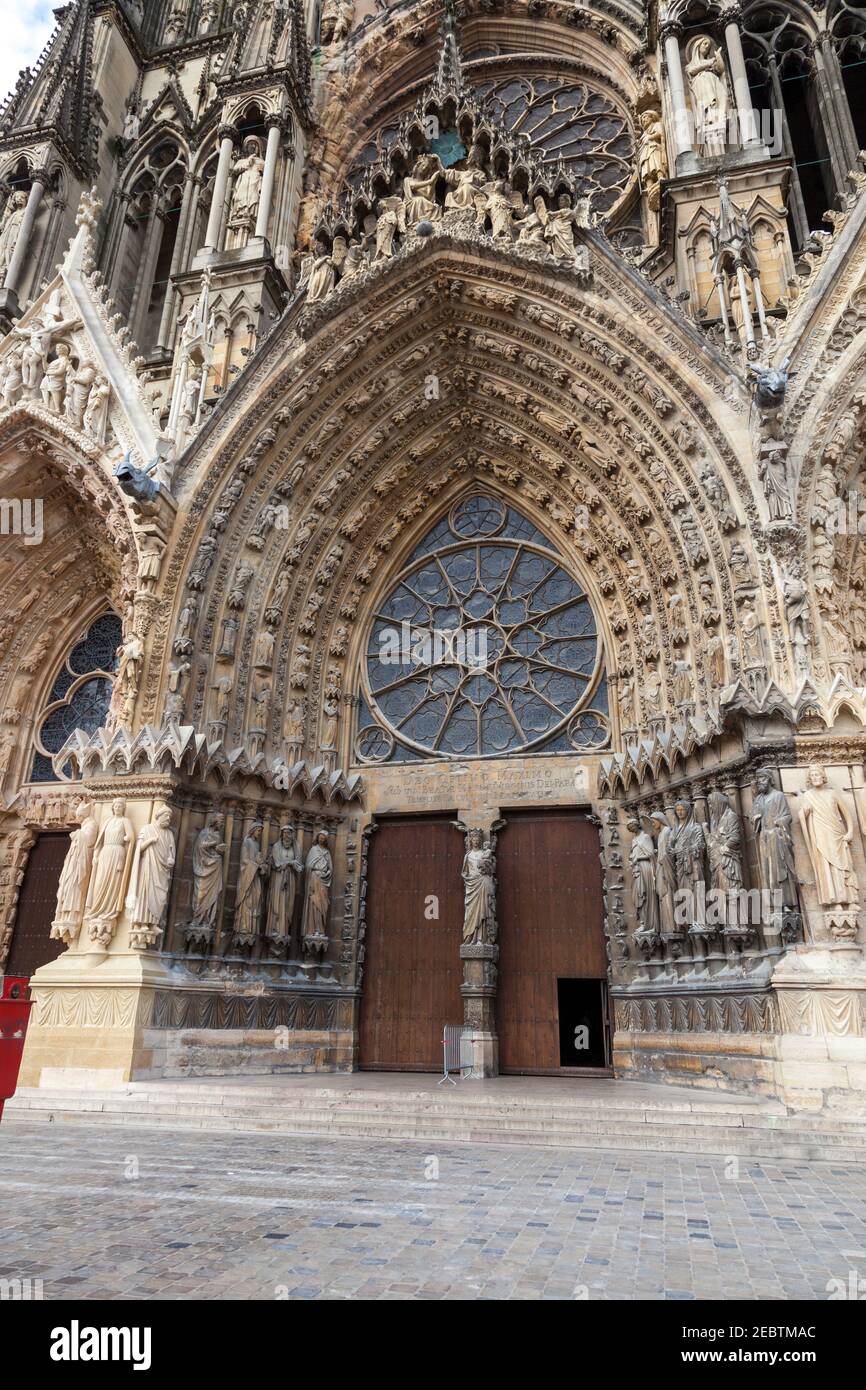 La cattedrale di Notre-Dame, risalente al XIII secolo, Reims, gravemente danneggiata durante la prima guerra mondiale ma ammirabilmente restaurata, è una delle più belle Foto Stock
