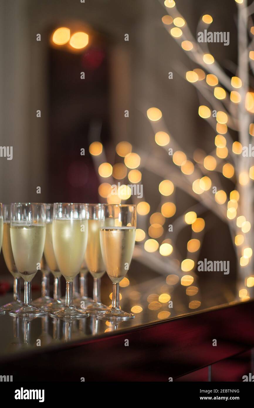 Bicchieri di champagne in un bar prima di una festa d'ufficio alla Bush Hall di Londra. Da una serie di vedute generali delle feste di Natale. Foto Stock