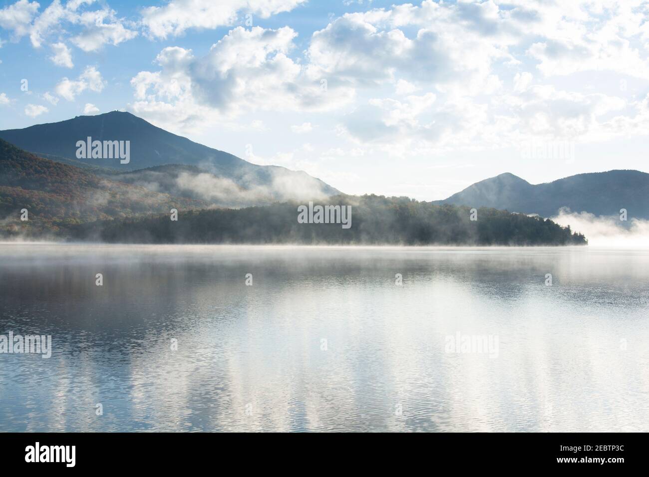 USA, New York, Nord Elba, Lago Placid, nebbia mattutina che sale sul Lago Placid Foto Stock