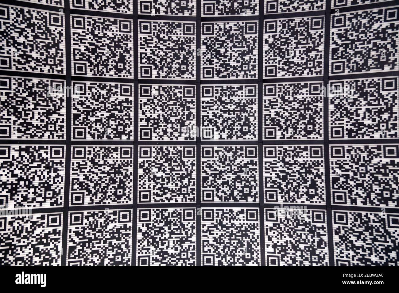 Codice QR sfondo modello astratto, bianco e nero, orizzontale Foto Stock