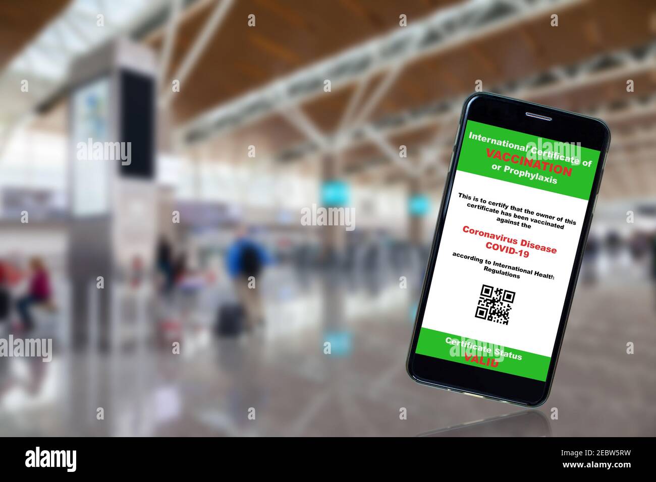 App per telefono cellulare che mostra il certificato di vaccinazione Covid-19 con sfondo dell'aeroporto e spazio per la copia. Concetto di viaggio aereo futuro nuovo normale con prova o Foto Stock