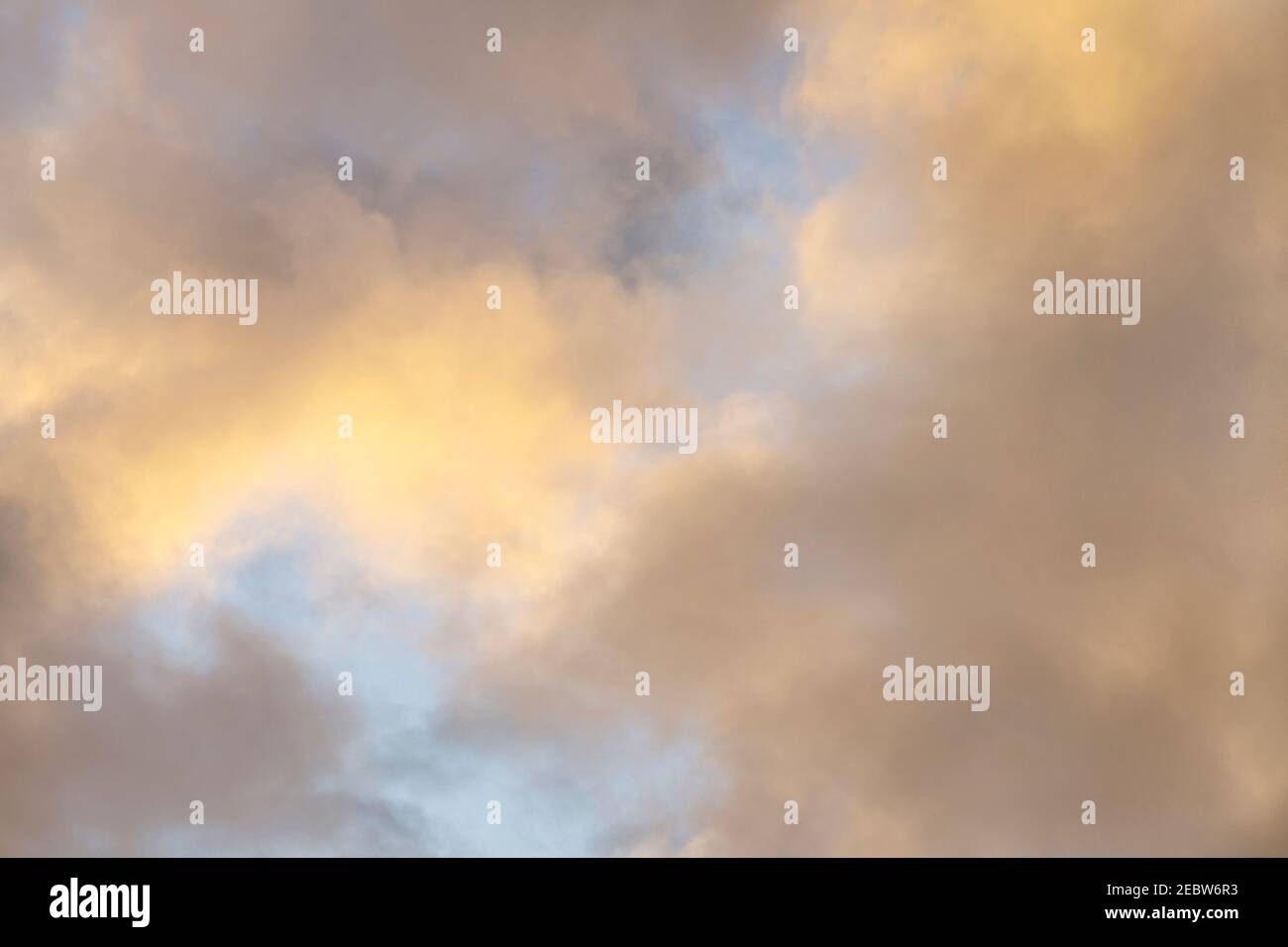 Nuvole sul cielo al tramonto Foto Stock