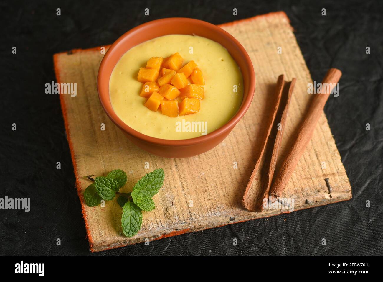 Mango panna cotta con gelatina di mango e menta Mithai dessert, smoothie di mango succo, rinfresco Kerala India. Festa indiana dolce cibo, fatto in casa Foto Stock