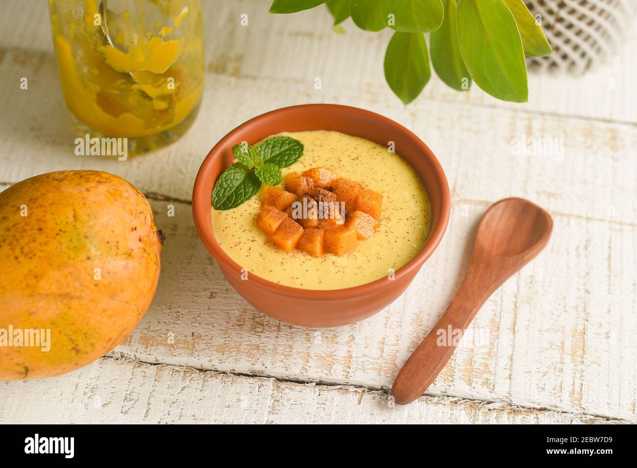 Mango panna cotta con gelatina di mango e menta Mithai dessert, smoothie di mango succo, rinfresco Kerala India. Festa indiana dolce cibo, fatto in casa Foto Stock