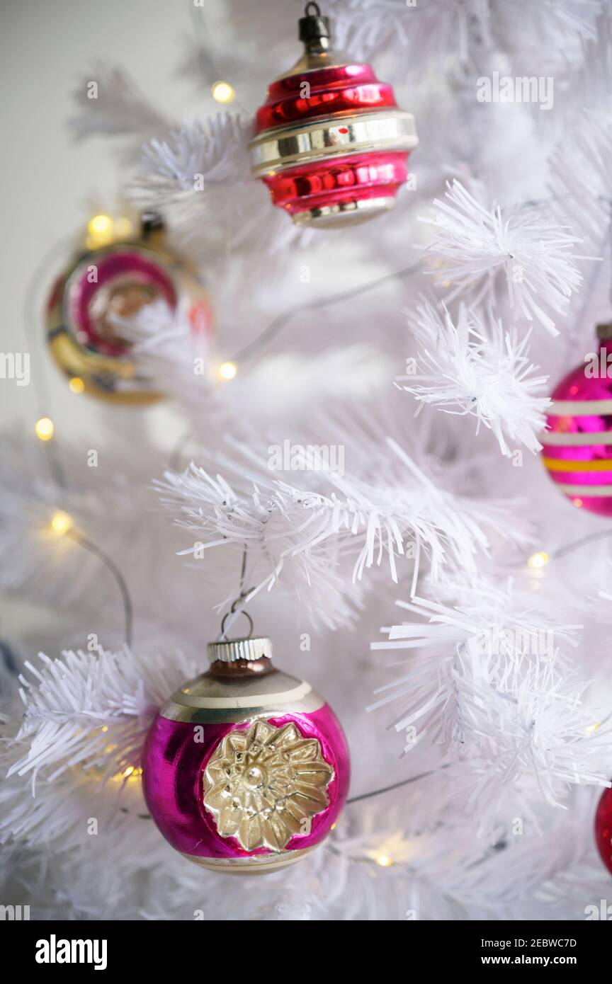 Ornamenti rosa su albero di Natale bianco Foto Stock