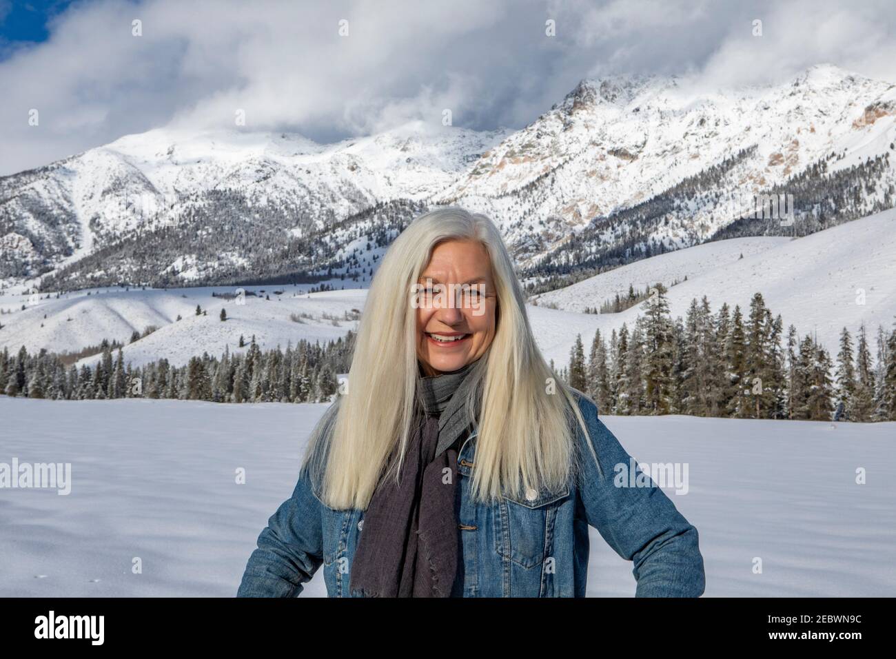 USA, Idaho, Sun Valley, ritratto invernale della donna anziana di fronte alle Boulder Mountains Foto Stock