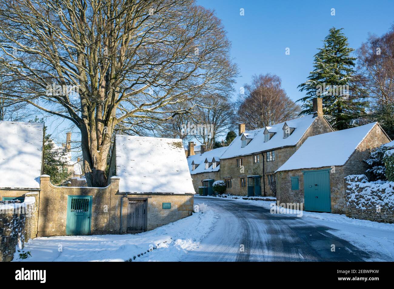Villaggio Snowshill e cottage nella neve nel mese di gennaio. Snowshill, Cotswolds, Gloucestershire, Inghilterra Foto Stock