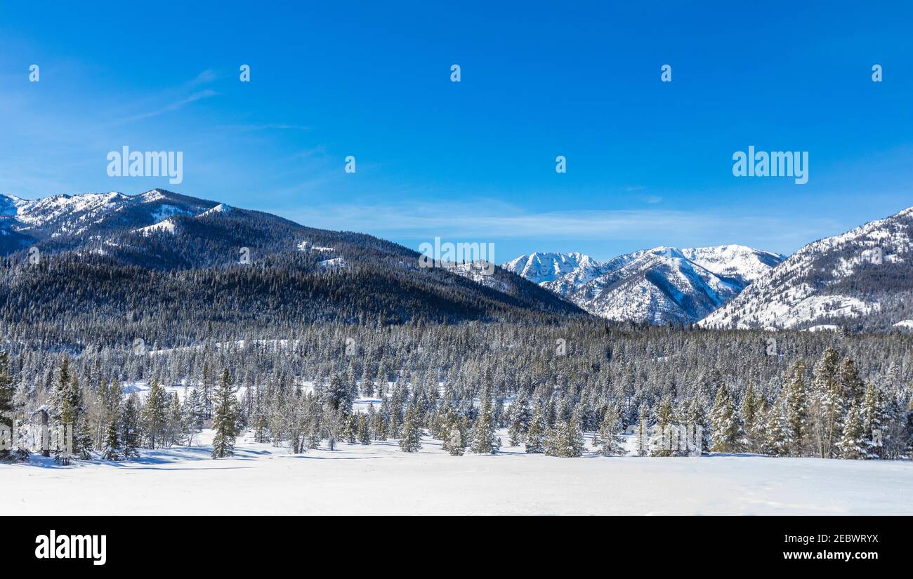 USA, Idaho, Sun Valley, Snowy paesaggio invernale con valle e montagne Foto Stock