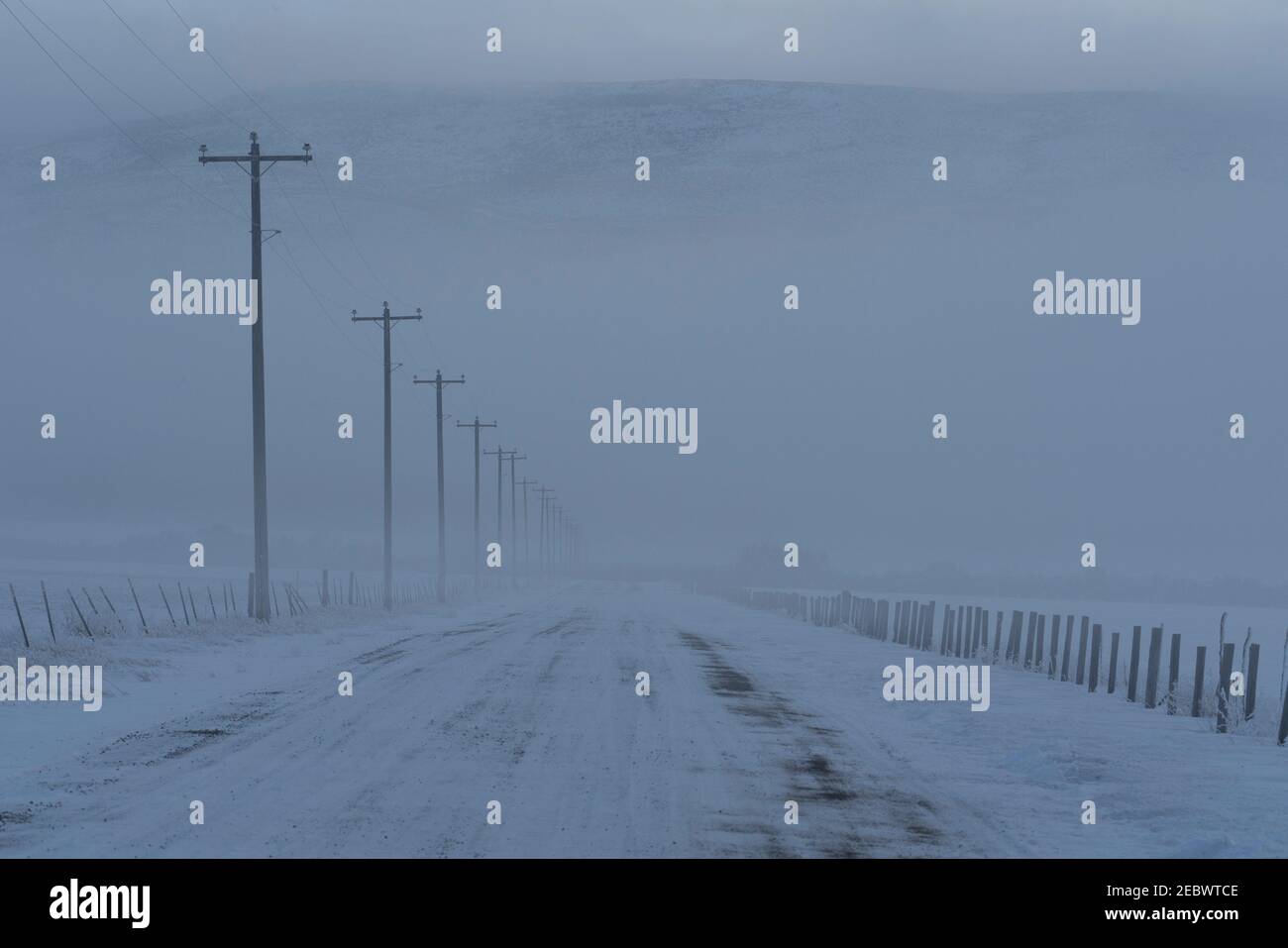 USA, Idaho, Bellevue, vuota strada rurale congelata in inverno Foto Stock