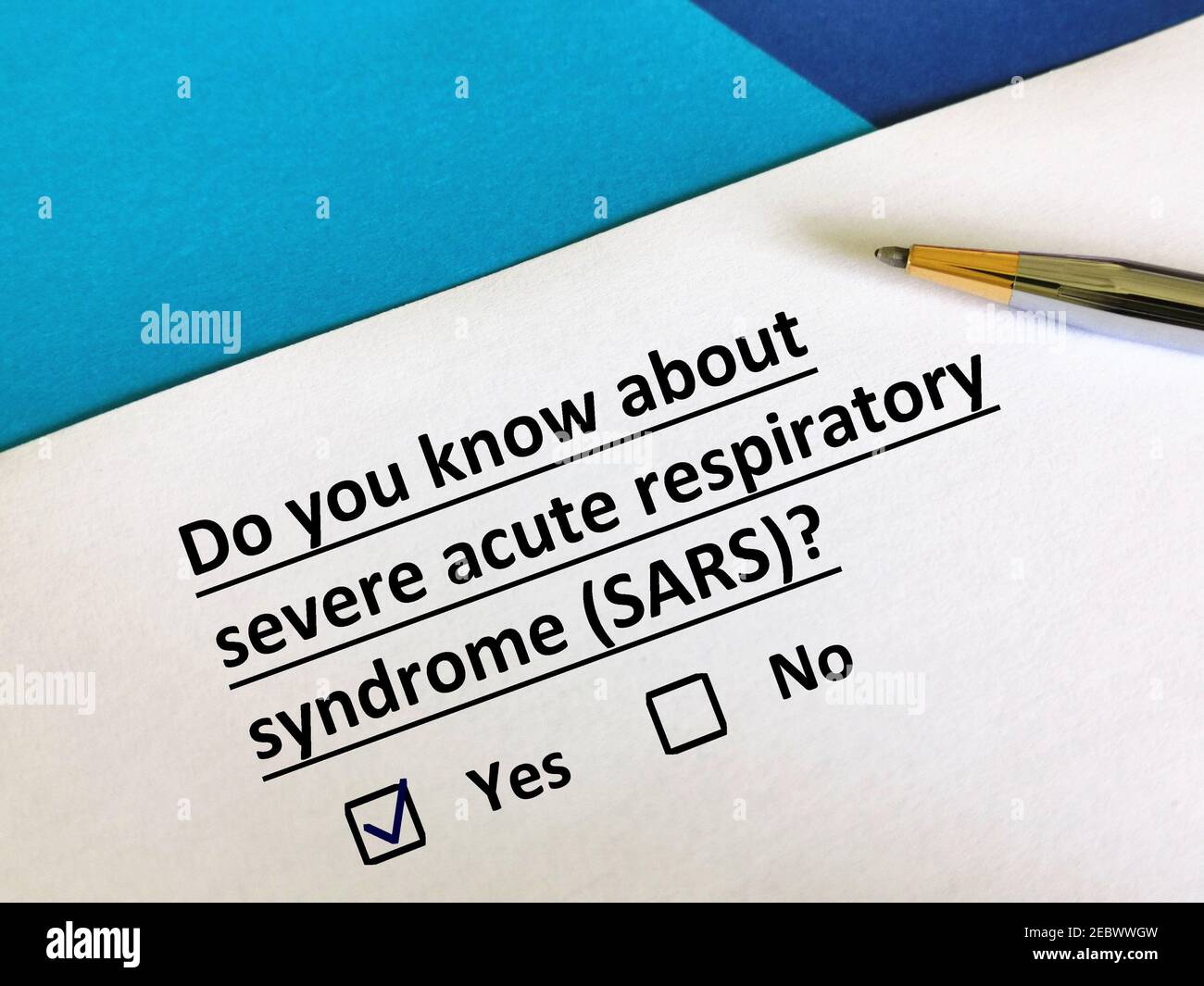 Una persona sta rispondendo alla domanda sulla pandemia. Conosce la sindrome respiratoria acuta grave (SARS). Foto Stock