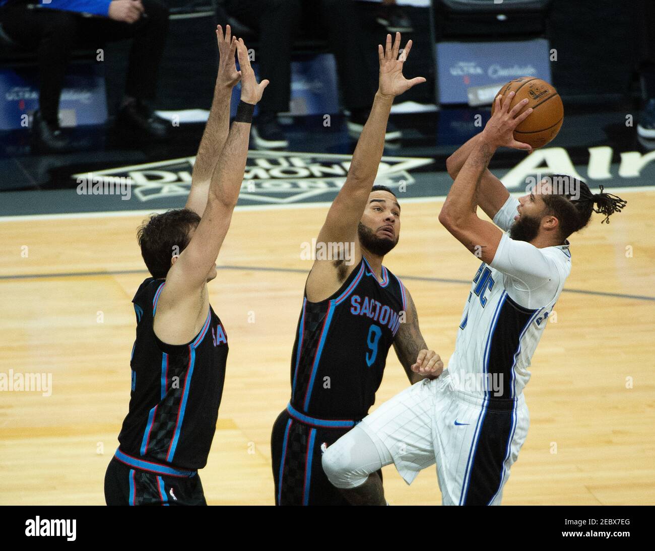 Sacramento, California, Stati Uniti. 12 Feb 2021. Orlando Magic Guard Michael carter-Williams (7) guida contro la guardia dei re di Sacramento Cory Joseph (9) e Sacramento Kings avanti Nemanja Bjelica (8) nel terzo trimestre durante una partita al Golden 1 Center venerdì 12 febbraio 2021 a Sacramento. Credit: Paul Kitagaki Jr./ZUMA Wire/Alamy Live News Foto Stock