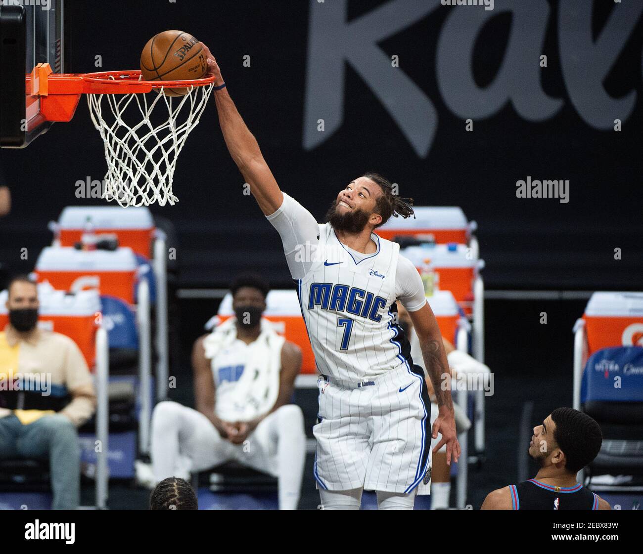 Sacramento, California, Stati Uniti. 12 Feb 2021. Orlando Magic Guard Michael carter-Williams (7) Dunks sopra Sacramento Kings guardia Justin James (10) nel quarto trimestre durante una partita al Golden 1 Center venerdì 12 febbraio 2021 a Sacramento. Credit: Paul Kitagaki Jr./ZUMA Wire/Alamy Live News Foto Stock