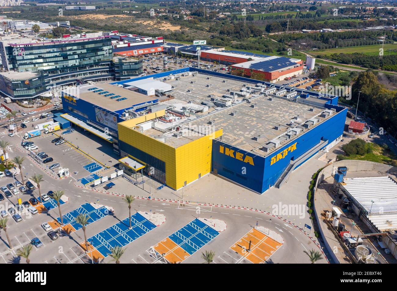 IKEA mega store e logo classico su un alto sondaggio, immagine aerea. Foto Stock
