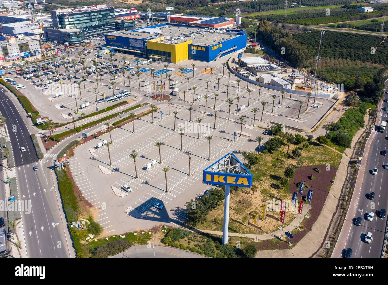 IKEA mega store e logo classico su un alto sondaggio, immagine aerea. Foto Stock