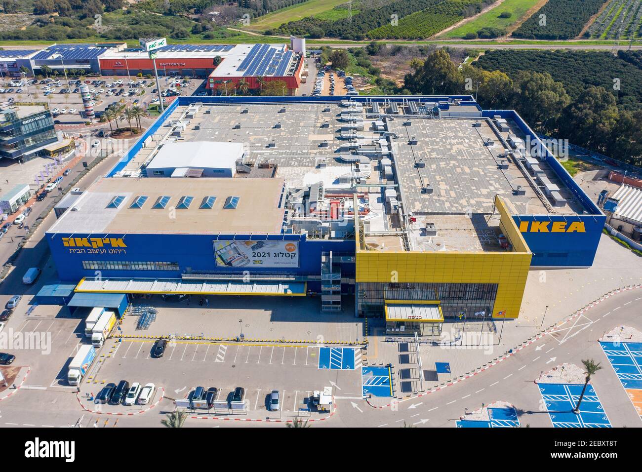 IKEA mega store e logo classico su un alto sondaggio, immagine aerea. Foto Stock