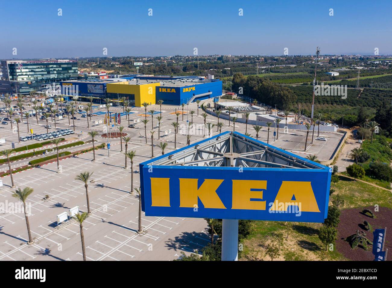 IKEA mega store e logo classico su un alto sondaggio, immagine aerea. Foto Stock