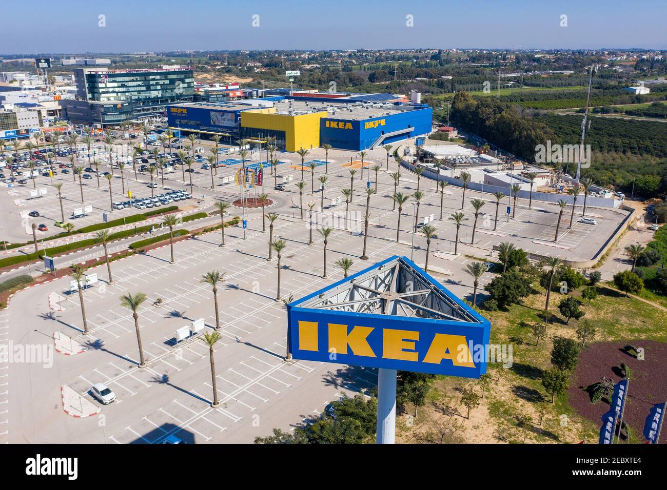 IKEA mega store e logo classico su un alto sondaggio, immagine aerea. Foto Stock