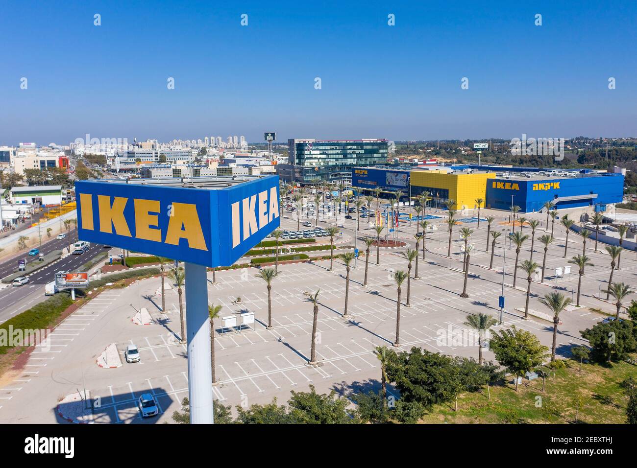 IKEA mega store e logo classico su un alto sondaggio, immagine aerea. Foto Stock