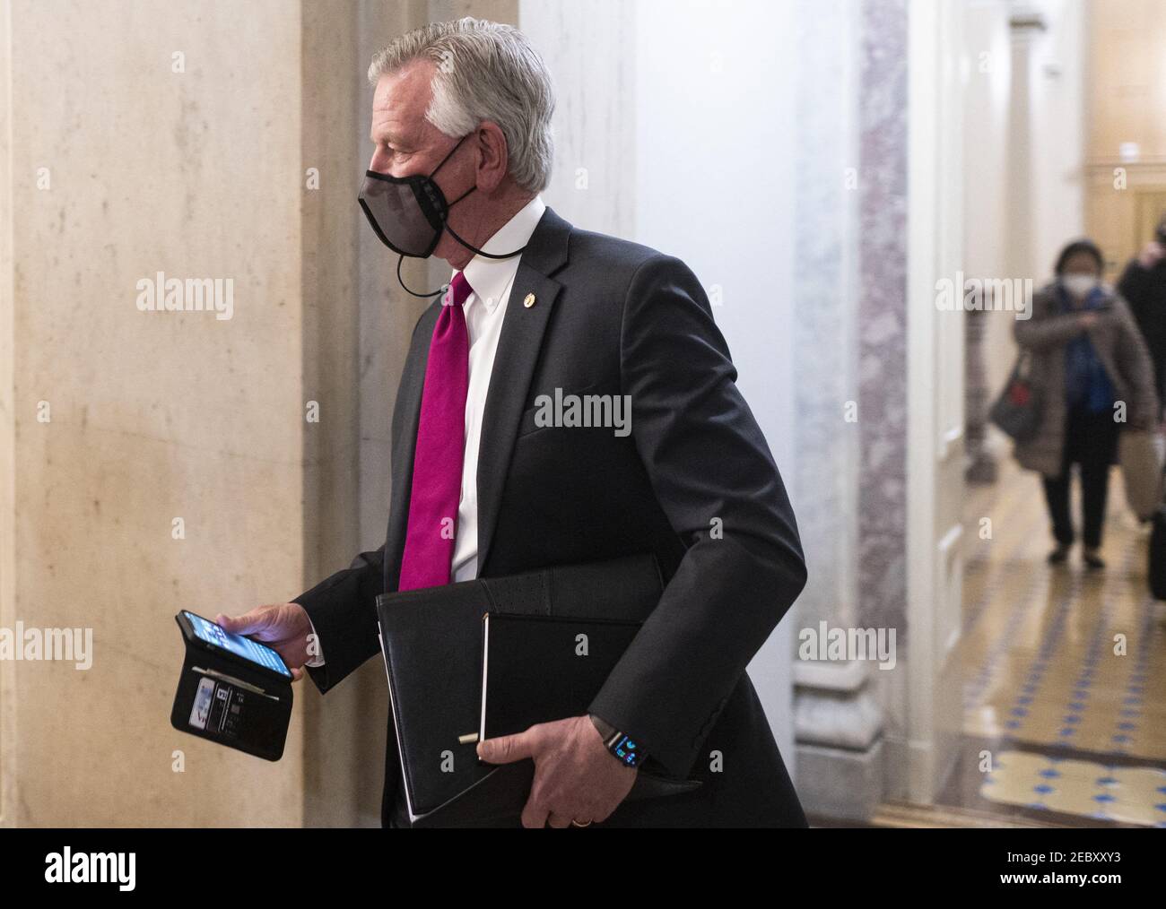 Washington, Stati Uniti. 12 Feb 2021. Il Sen. Tommy Tuberville, R-Ala., tiene il telefono mentre lascia il Campidoglio dopo la sessione di processo di impeachment nel Senato venerdì 12 febbraio 2021 a Washington, DC, USA. Photo by Bill Clark/Pool/ABACAPRESS.COM Credit: Abaca Press/Alamy Live News Foto Stock