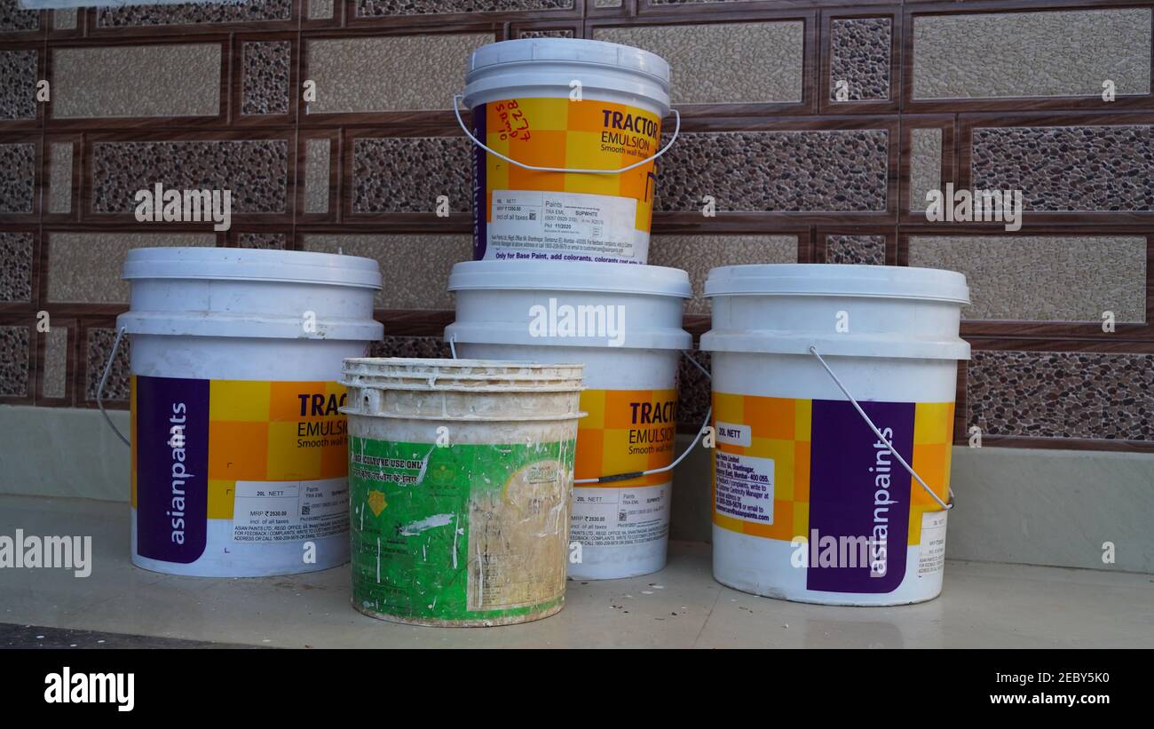 08 Febbraio 2021- Khatoo, Jaipur, India. Gruppo di taniche in plastica dai colori vivaci. Secchio in plastica pieno di colori casuali. Foto Stock
