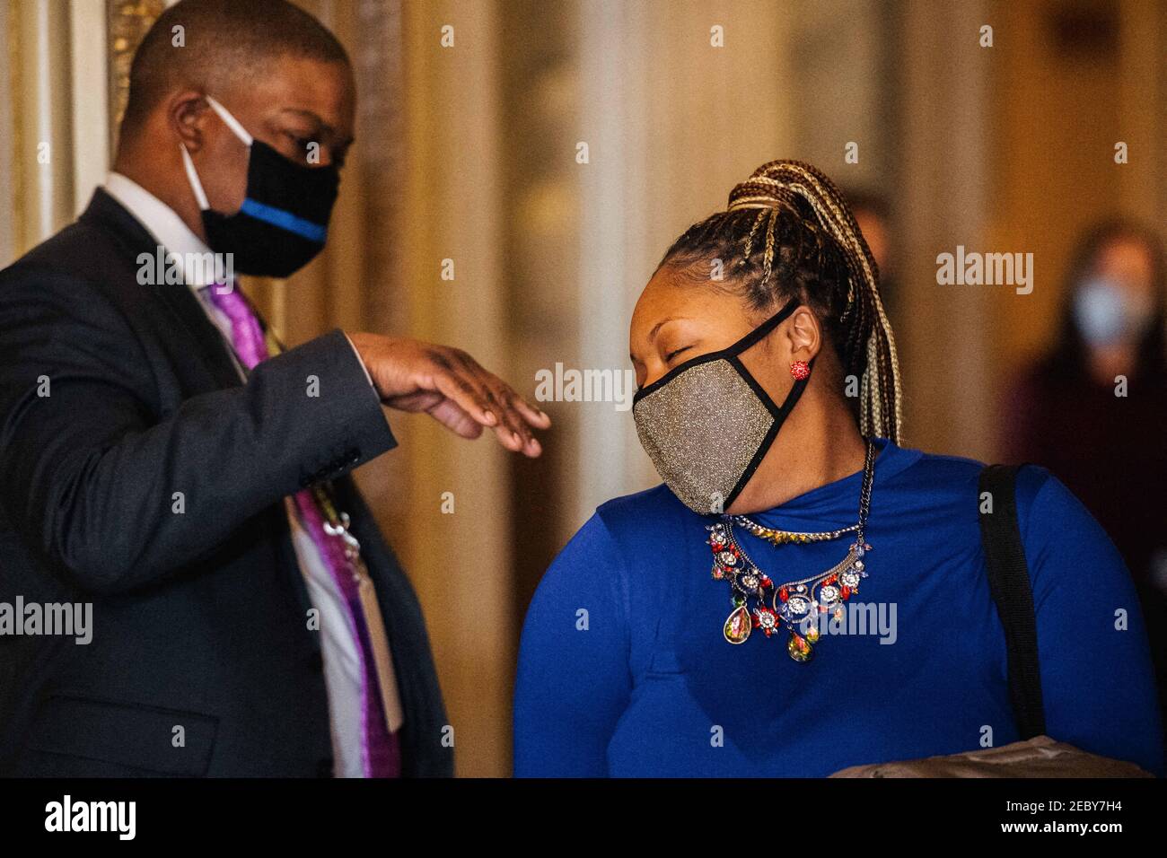 Foto del 10 febbraio 2021 dell'ufficiale della polizia del Campidoglio Eugene Goodman gioca con il personale prima del secondo giorno del secondo processo di impeachment di Trump a Washington, DC, USA. Goodman, che ha guidato violenti rioter lontano dai legislatori durante l'attacco del 6 gennaio, ha ricevuto la medaglia d'oro del Congresso dal Senato degli Stati Uniti. Foto di Brandon Bell/piscina/ABACAPRESS.COM. Foto Stock