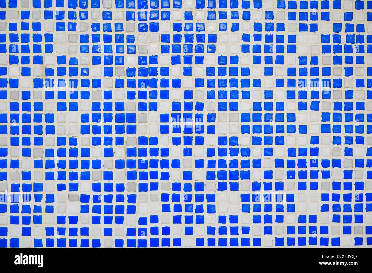 Decorazioni piastrellate in blu e bianco. Motivo orientale fatto di piastrelle quadrate Foto Stock