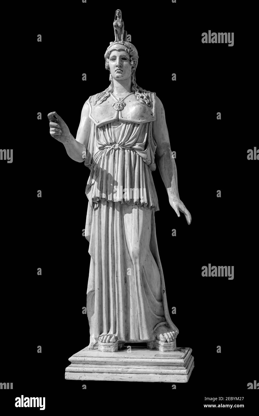 Antica statua greca romana della dea Athena dio della saggezza e delle arti scultura storica isolata su nero. Donna in marmo in scultura casco Foto Stock