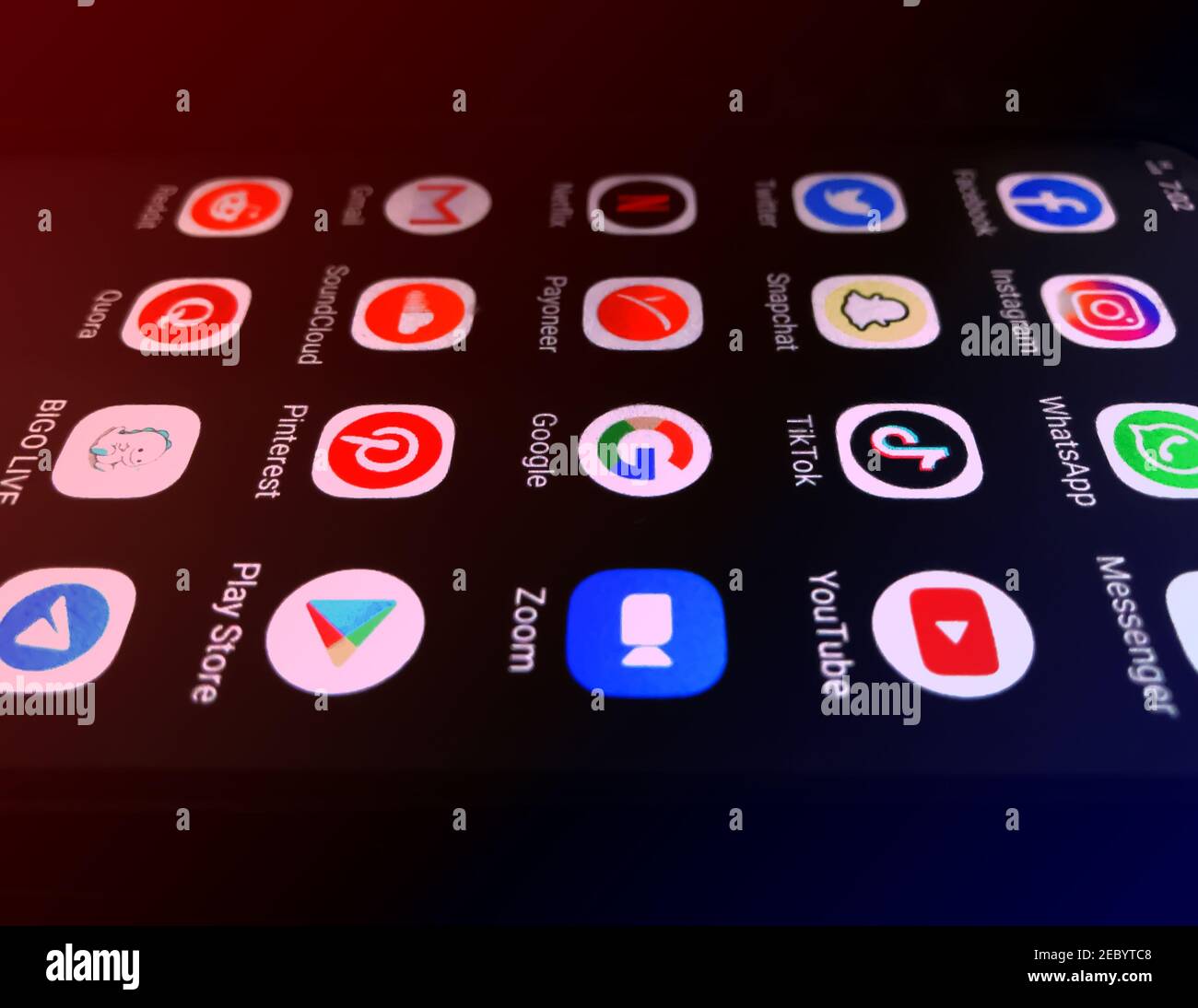 02.02.2021. California, Stati Uniti. Design futuristico delle icone dei social media. Tecnologia editoriale di sfondo design Foto Stock