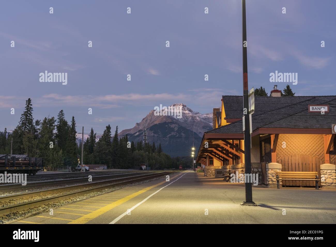 Stazione ferroviaria di Banff in estate sera. Banff National Park, Canadian Rockies. Banff, Alberta, Canada. Foto Stock