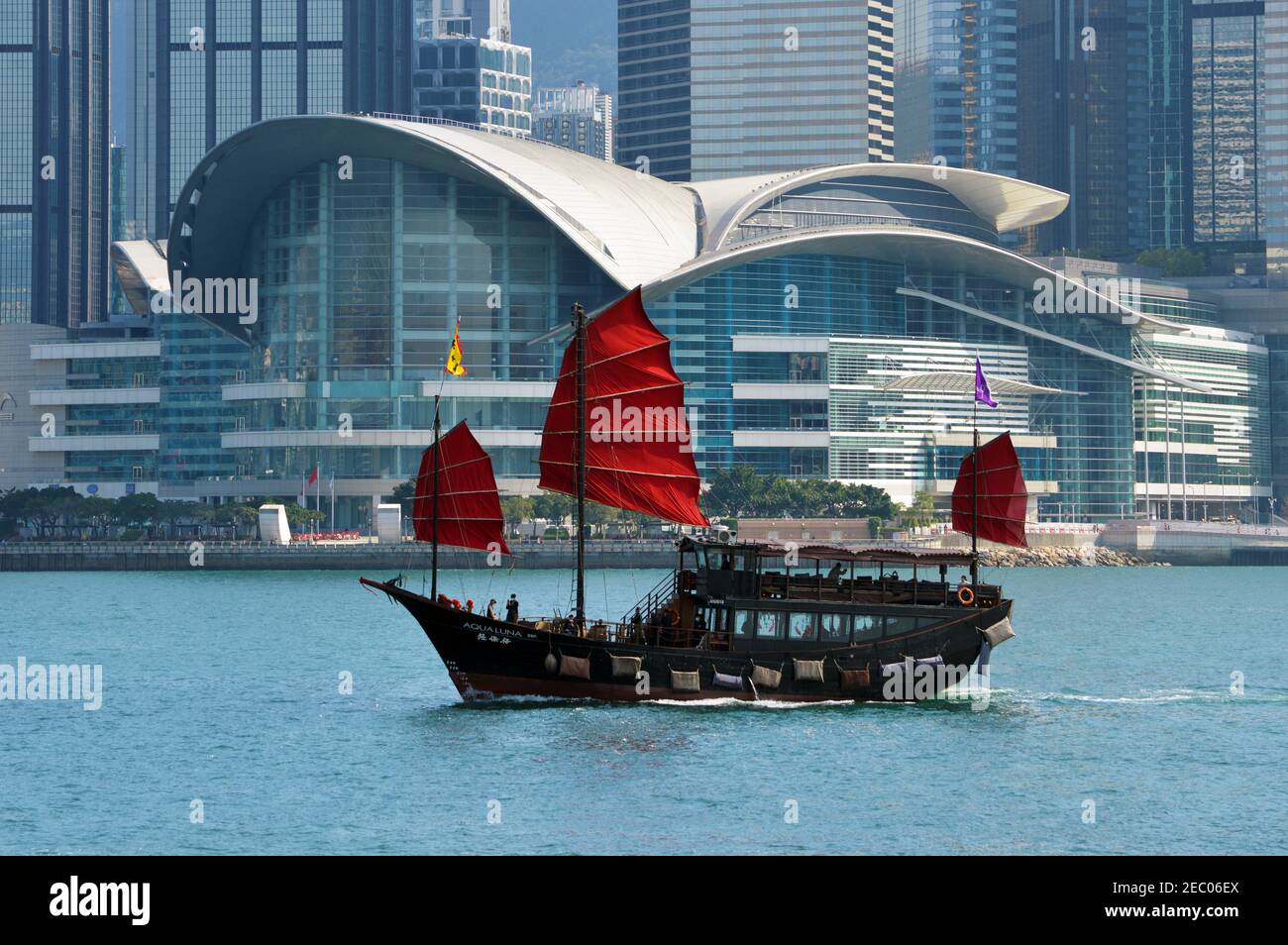 Aqua Luna (張保仔), una giunca cinese, raffigurata con il Centro Congressi ed Esposizioni di Hong Kong (HKCEC) sullo sfondo. Foto Stock