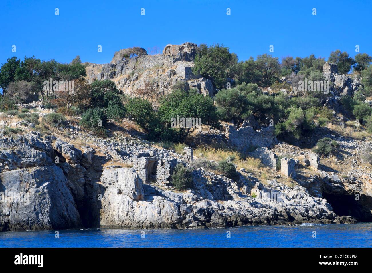 Rovine sull'isola turca di Karacaoren Adasi. Queste rovine includono una basilica bizantina, così come gli edifici precedenti. Foto Stock
