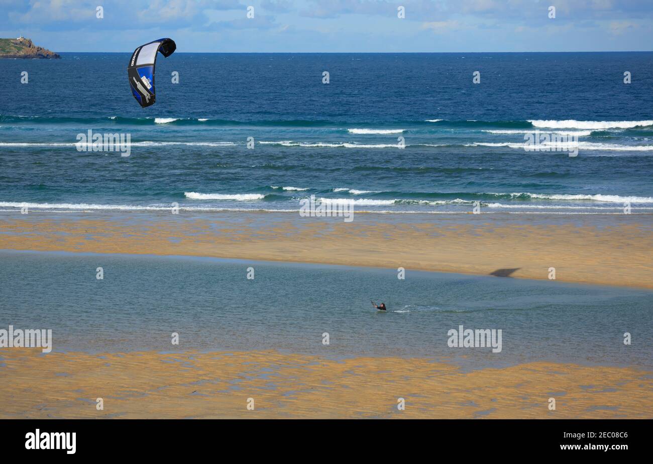 Lezione di kite surf, Cornovaglia. Una donna che impara a kite surf a bassa marea sulla spiaggia di Riviere Sands alla foce dell'estuario di Hayle. Foto Stock
