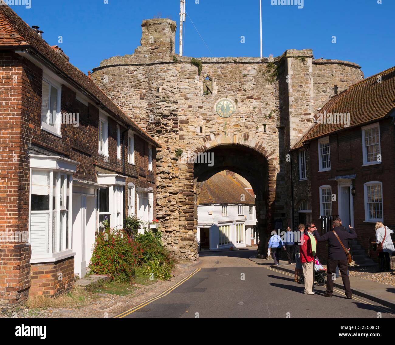Landgate, segale, Sussex. Il Landgate fu costruito come parte delle mura difensive intorno alla città nel 1329. Foto Stock