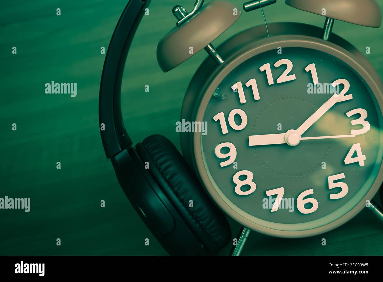un orologio su sfondo verde Foto stock - Alamy