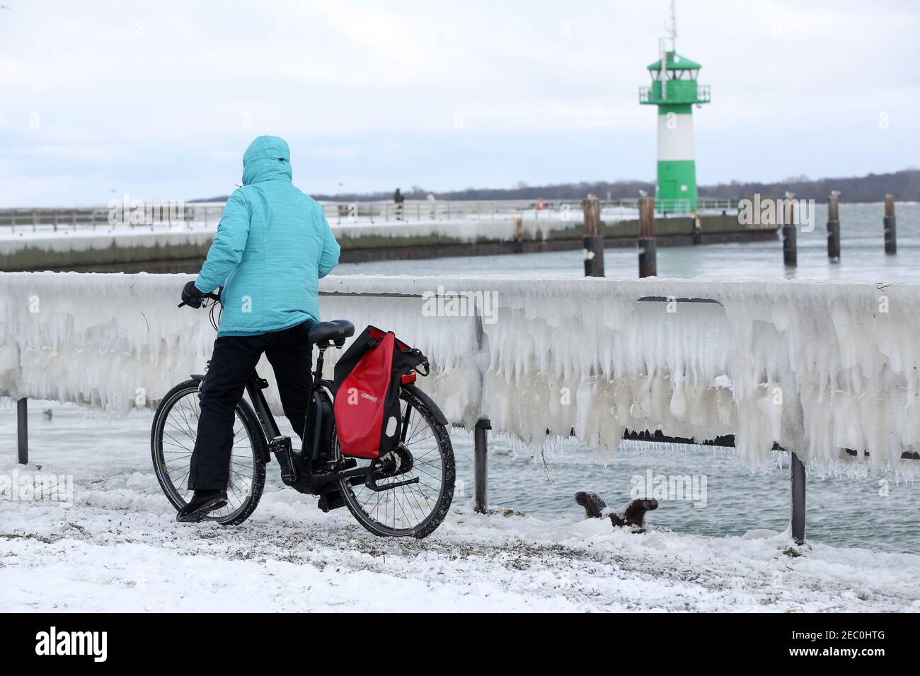 Gefrorenes Meerwasser ist an der Mole vom Leuchtturm TravemŸnde in LŸbeck-TravemŸnde zu sehen. Foto Stock